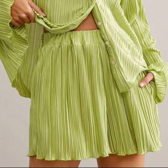SHEIN High Waist Green Pleated Shorts (XS) - Picture 1 of 6